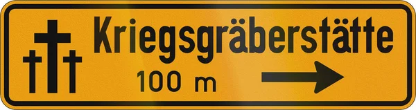 Duitse informatie verkeersbord - oorlogsmonument aan de rechterkant — Stockfoto
