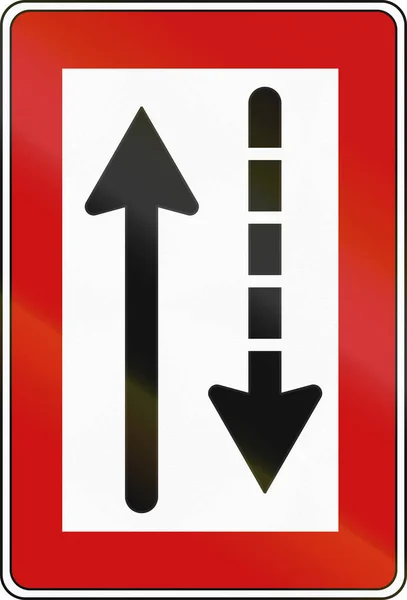 Немецкий навигационный знак для внутренних вод - Проходят встречные суда слева — стоковое фото
