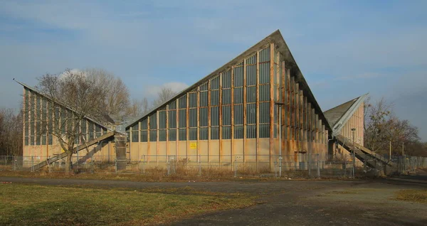 MAGDEBURGO, ALEMANHA - FEV 19 2018: Abandonado salão polivalente construído segundo planos de Ulrich Muether. O edifício chama-se Hyparschale — Fotografia de Stock