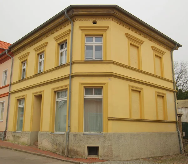 Maison d'angle jaune listée monument à Guetzkow, Mecklembourg-Poméranie-Occidentale, Allemagne — Photo