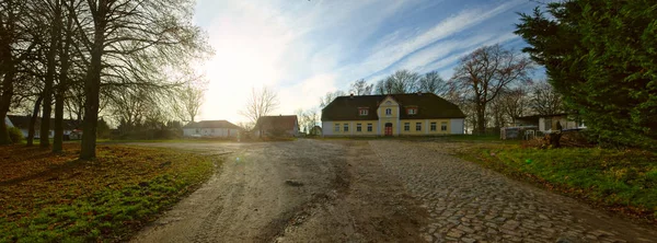 Cobblestone road and historical manor, listado como monumento em Dargelin, Mecklemburgo-Pomerânia Ocidental, Alemanha — Fotografia de Stock