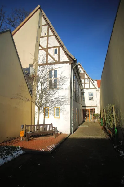 狭窄的街道与半半灰泥的房子在格赖夫斯瓦尔德被列出作为纪念碑, 德国 — 图库照片