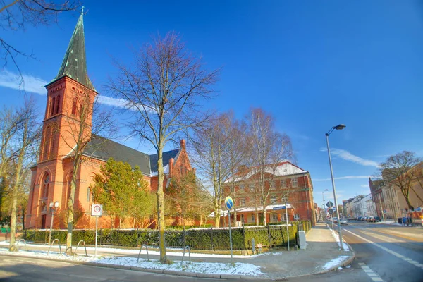 Chiesa cattolica St Josef e Bahnhofstrasse a Greifswald, Germania — Foto Stock