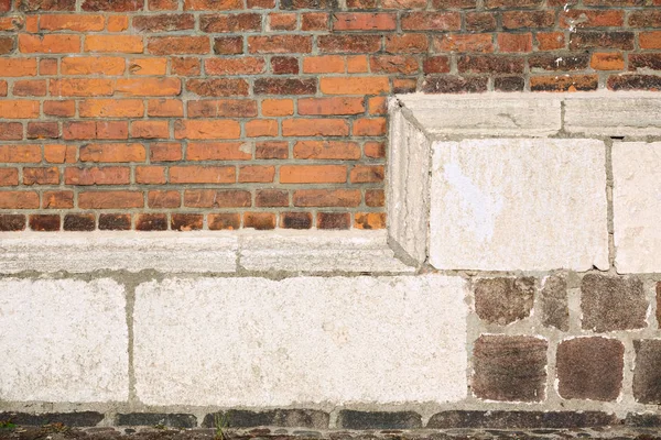 Wyblakły z różnych rodzajów cegły w ścianie Kościoła — Zdjęcie stockowe
