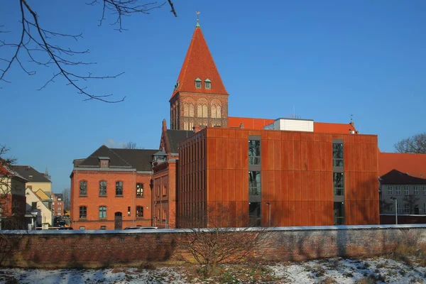 Composição da cidade de Greifswald com muralha da cidade, tribunal histórico e igreja St Jacobi — Fotografia de Stock