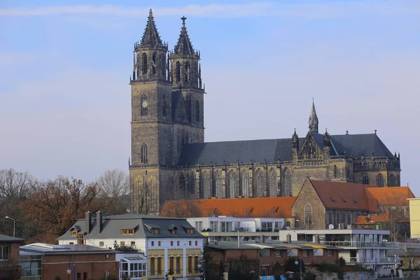 Magdeburger Dom (Καθεδρικός Ναός Magdeburg) φαίνεται από τη γέφυρα πάνω από τον ποταμό Έλβα — Φωτογραφία Αρχείου