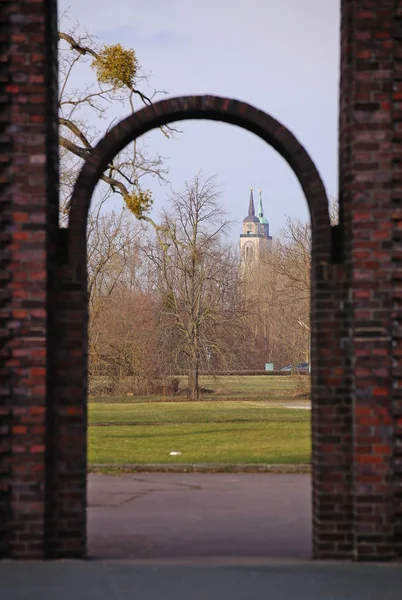 Johanniskirche in Magdeburg durch den Bogen des Pferdetores im Rotehornpark gesehen — Stockfoto