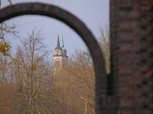 Johanniskirche in Magdeburg durch den Bogen des Pferdetores im Rotehornpark gesehen — Stockfoto