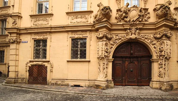 Um edifício histórico chamado Boettingerhaus. Está listado como monumento e localizado na Judenstrasse em Bamberg — Fotografia de Stock