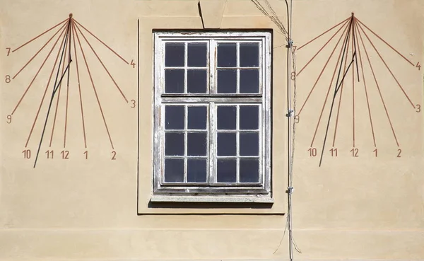 Ventana con dos esferas de sol a la luz del sol — Foto de Stock