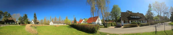 Imagem panorâmica do grupo histórico de casas, listadas como monumentos em Riems perto de Greifswald — Fotografia de Stock