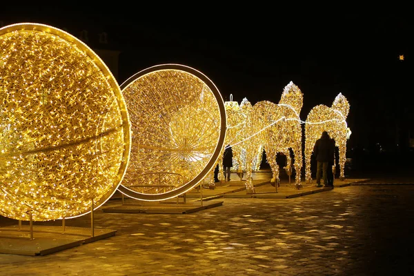 Magdeburg, Německo - prosinec 02 2019: Město Magdeburg zdobí Magdeburger Lichterwelt (litý. World of Lights), skládající se z různých světelných uspořádání. — Stock fotografie