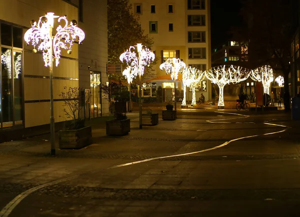 Magdeburg, Duitsland - 02 dec 2019: De stad Magdeburg is versierd met het Magdeburger Lichterwelt. World of Lights), bestaande uit verschillende lichtarrangementen. — Stockfoto