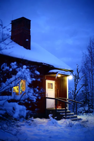 Зимний Снимок Дома Северной Швеции Снегом Сильными Синими Желтыми Цветами — стоковое фото