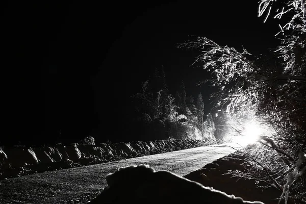冬夜路上明亮的大灯 — 图库照片