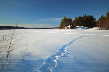 İsveç 'in Vasterbotten kentindeki Norsjon Gölü üzerindeki ayak sesleri.