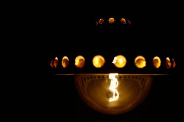 LED filament küresi eski bir karbon filament ampulünü andırıyor..