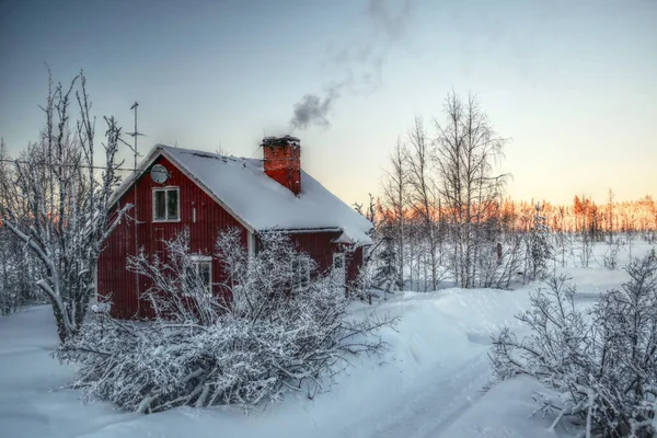 Fumaça Chaminé Uma Casa Sueca Inverno — Fotografia de Stock