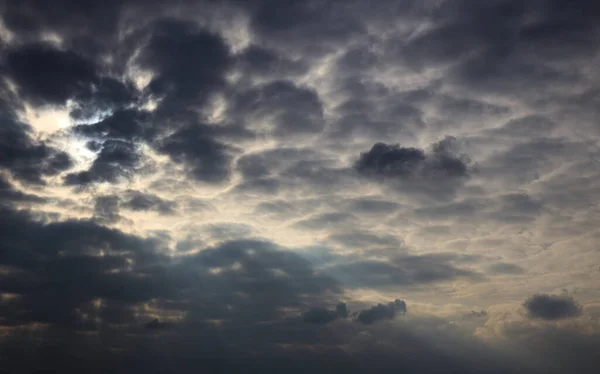 微細な構造と太陽の光が印象的な雲景 — ストック写真