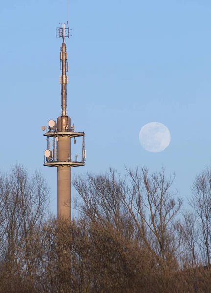 Torre Delle Telecomunicazioni Luna Piena Nel Cielo Blu — Foto Stock