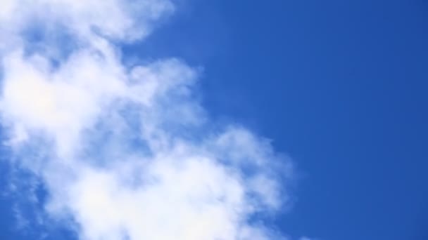 Nuage de vapeur et de fumée sur le ciel bleu émis par une chaudière de chauffage 