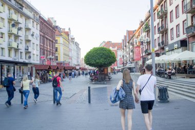 Wroclaw şehir merkezi manzarası. Turistler şehirde yürüyüş yapmaktan hoşlanırlar..