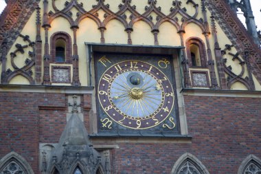 Wroclaw, Polonya 'nın eski şehir merkezindeki belediye binasının manzarası