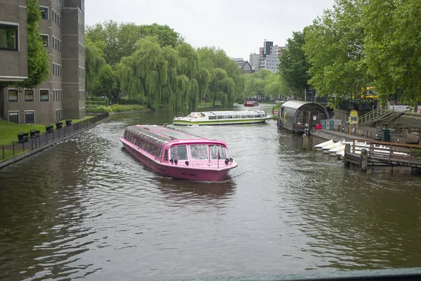 Ausflugsboote auf dem Amstel in Amsterdam. — Stockfoto