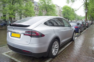 Tesla mobil Amsterdam caddesinde.