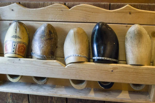 Zuecos usados tradicionales de madera holandesa . — Foto de Stock