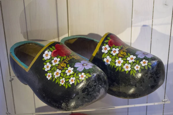Zapatos de madera holandeses tradicionales - Clogs . — Foto de Stock