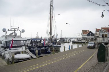 Volendam 'da yelkenli tekneler.