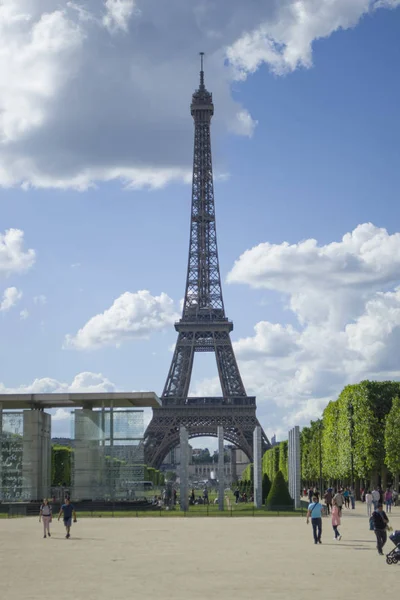 Blick auf den Eiffelturm aus der Ferne. — Stockfoto