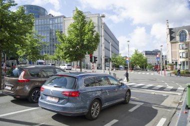 Arabalar bir zebranın üzerinden geçer..