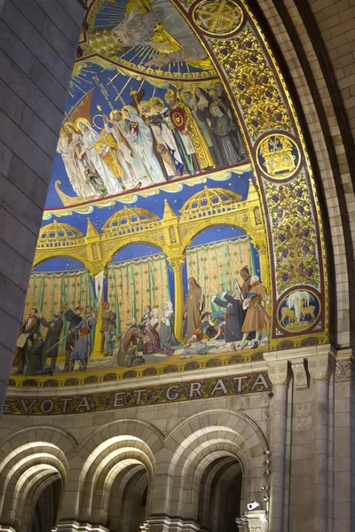 Interior de la Basílica del Sagrado Corazón con la inspiración: Al Sagrado Corazón de Jesús desde una Francia ardiente, arrepentida y agradecida . —  Fotos de Stock