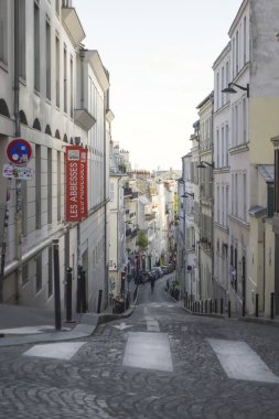 Eski şehrin tipik Montmartre sokakları.
