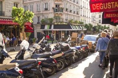 Eski şehrin tipik Montmartre caddeleri. Fransız yazıtları: tat, tat, baş rahibelerin villası, kahvenin tadı.