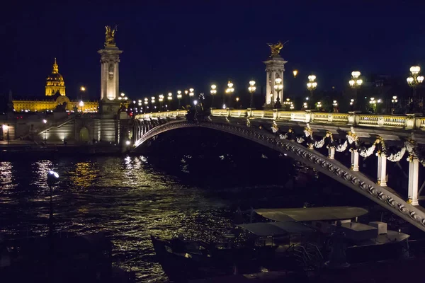 パリの夜のライト。セーヌ川にかかる橋. — ストック写真