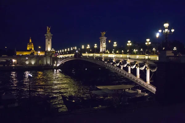 Nattljus från Paris. Bryggan över Seine. — Stockfoto