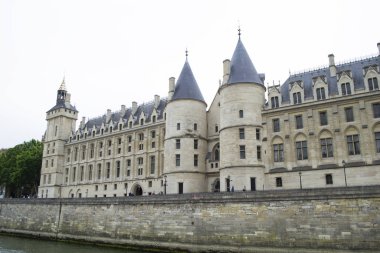 Seine Nehri kıyısındaki Conciergerie Şatosu.
