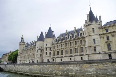 Seine Nehri kıyısındaki Conciergerie Şatosu.