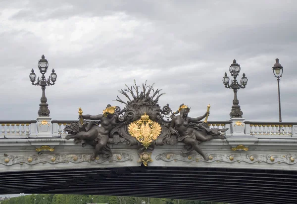 The main element of the decoration of the Alexander III bridge in Paris. Gilded bas-relief with French and Russian symbols. — Stock Photo, Image