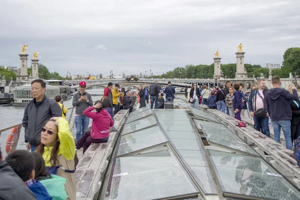 Tour en barco por el río Sena en París . —  Fotos de Stock