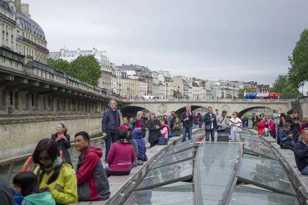 Tour en barco por el río Sena en París . —  Fotos de Stock