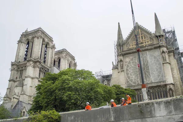 Notre Dame katedrális Párizs központjában. Közelről.. — Stock Fotó
