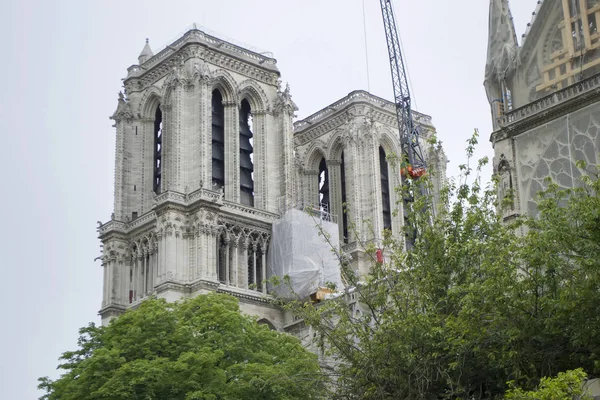 Notre Dame katedrális Párizs központjában. Közelről.. — Stock Fotó