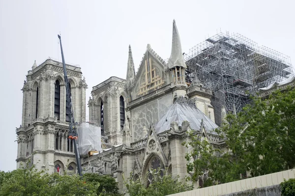 Catedral de Notre Dame en el centro de París. De cerca. . — Foto de Stock