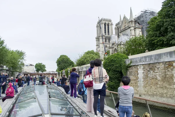 Catedral de Notre Dame en el centro de París. De cerca. . —  Fotos de Stock