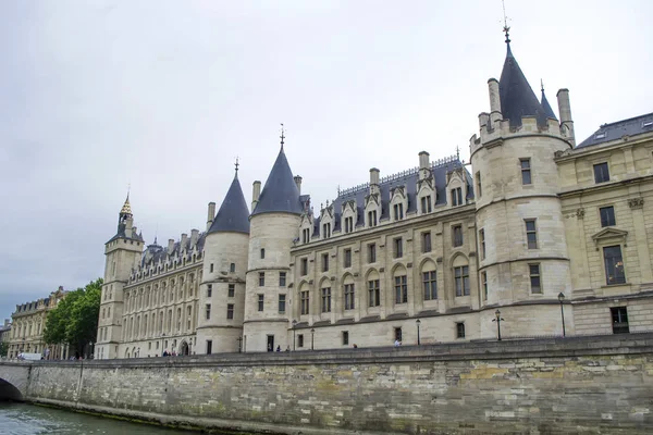 Conciergerie Castle along the Seine River. — Stock Photo, Image