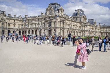 Louvre Müzesi ve Atlıkarınca Meydanı 'nda bir sürü ziyaretçi var..